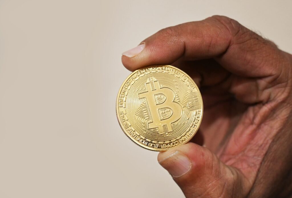 Биткоин — макроснимок монеты на ладони — nicetry.blog
