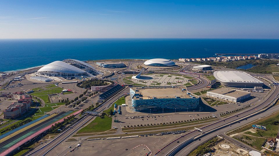 Sochi - Olimpijskij park i poberezhe v solnechnyj den — nicetry.blog